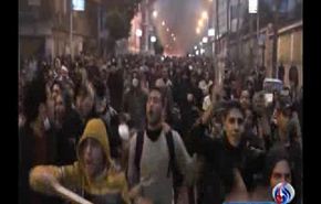 المحتجون على الدستور الجديد في مصر يشتبكون مع رجال الامن