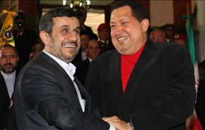 الرئيس احمدي نجاد يطمئن على صحة هوغو تشافيز