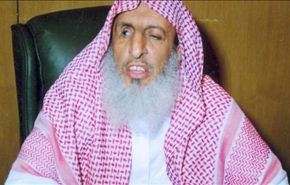 مفتي السعودية: يجب عزل المرأة عن الرجال باي شكل
