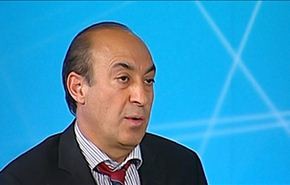 عالم إيراني يجري عملية زراعة الأنف في الذراع
