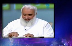 داعية سلفي يرفع حذاءه أمام ضيوفه ببرنامج مباشر