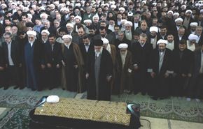 قائد الثورة يؤدي صلاة الميت على آية الله خوش وقت