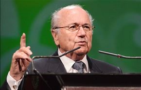 بلاتر يطالب بنقل مهنة التحكيم إلى الاحتراف