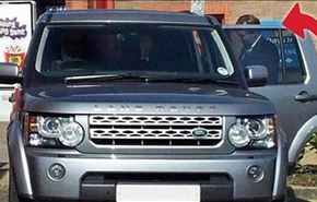 وزير بريطاني يركن سيارته بموقف للمعوقين