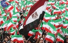 الايرانيون يهدون باقة زهور للقائم باعمال مصر بطهران