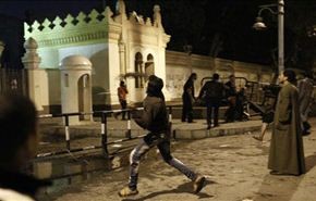 محتجون يحرقون بوابة القصر الرئاسي في القاهرة