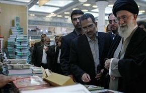 آية الله خامنئي يتفقد المعرض الدولي للكتاب بطهران