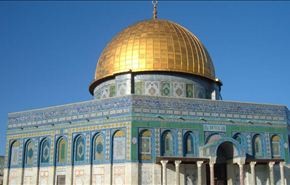 الاحتلال يعتدي على الفلسطينيين بالأقصى ويدنسه+فيديو