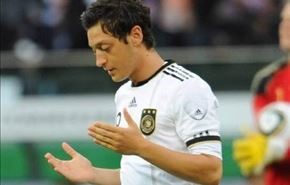 مسعود اوزيل قد يبتعد عن الملاعب