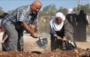 فلسطينيون يفتحون طريقا اغلقها الاحتلال في الضفة