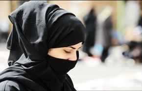 سعودي يطرد ابنته ويخبرها أنها 