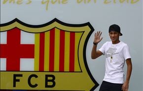 نيمار يصل إلى برشلونة ويستعد لاستقبال حافل