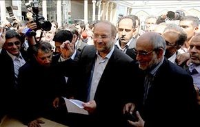 الانتخابات الرئاسية.. المرشح قاليباف يدلي بصوته