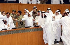 امير الكويت يدعو للامتثال لقرار القضاء بحل البرلمان