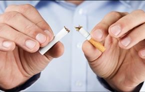 للإقلاع عن التدخين.. رجل تركي يضع رأسه في قفص