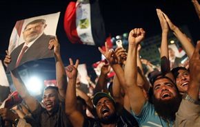 الاخوان يدعون لمواصلة الاحتجاجات ضد عزل مرسي