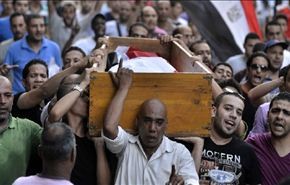 مصر: انصارالرئيس المعزول ومعارضوه يشيعون قتلاهم