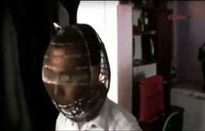 بالفيديو .. تركي يرتدي قناعا معدنيا للإقلاع عن التدخين