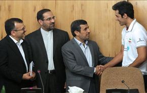 أحمدي نجاد يشيد بأداء المنتخب الوطني لكرة الطائرة