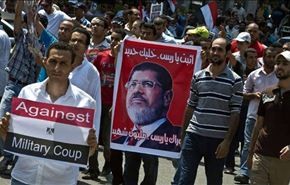 انصار مرسي يعتدون على سيارة للشرطة بالقاهرة