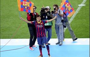 لاعبو برشلونة يحتفون بنيمار في التدريب الأول له