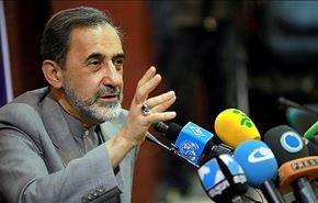 ولايتي يحذر من الانصياع خلف الاستكبار