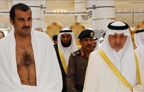 بالصور.. امير قطر وهو يؤدي مناسك العمرة