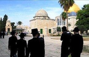 عشرات المستوطنين المتطرفين يقتحمون المسجد الأقصى