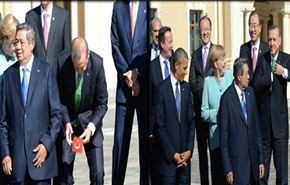 شاهد.. اردوغان وهو ينحني ليرفع علم بلاده عن الارض