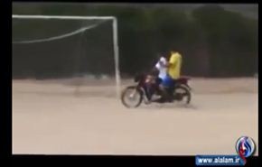 بالفيديو.. حارس يعود لمرماه على دراجة نارية