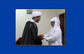 ضرير بحريني معتقل يتم تعصيب عينيه وتعذيبه