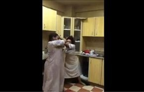 بالفيديو.. عراك بين خادمتي منزل في الكويت يثير جدلا!