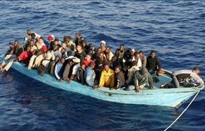 فيديو.. مهاجرون يعبرون وسط أسماك القرش