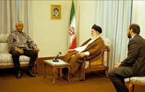 بماذا كان يخاطب مانديلا قائد الثورة الاسلامية ؟