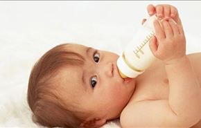 فیلم؛ تلاش دیدنی کودک برای رسیدن به شیشه شیر
