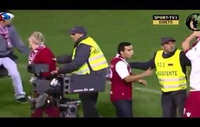 شاهد..مشجعة عجوز تقتحم مباراة بالدوري البرتغالي