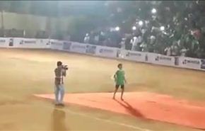 بالفيديو .. انهيار مدرج كامل ممتلئاً بالجماهير في ملعب كرة قدم