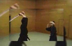 بالفيديو .. ساموراي ياباني كاد أن يفلق رأس تلميذه بدل التفاحة