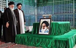 بالصور، قائد الثورة الاسلامية يزور مرقد الامام الخميني (رض)