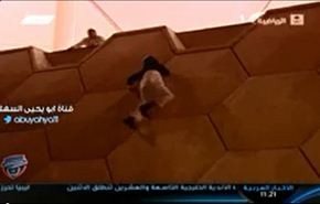 فيديو/ سعودي يتسلق سور ملعب الملك فهد ثم يسقط ويصبح نجما!