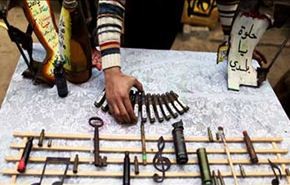 بالصور .. لاجئ فلسطيني يحول القذائف الاسرائيلية لتحف فنية