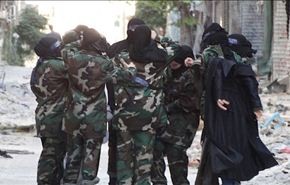 فرنسي يتوجه مع زوجته وابنتيه 