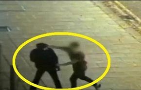 شاهد..يخدع لصا مسلحا بلكمة مباغتة ويلوذ بالفرار