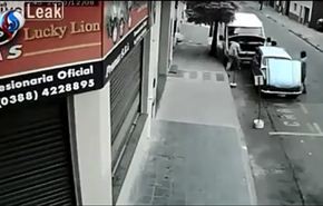 بالفيديو.. نجاة شخص بأعجوبة من الدهس !