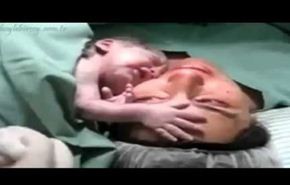 شاهد: 3 مليون معجب بطفل يعانق والدته بشدة فور ولادته