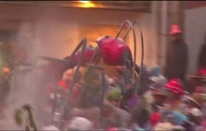 بالفيديو..مهرجان الجنون والتراشق بالدقيق والنمل