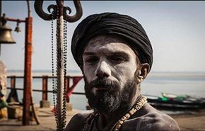 بالصور: طائفة هندية تأكل الموتى وتستخدمهم كأسرّة للنوم