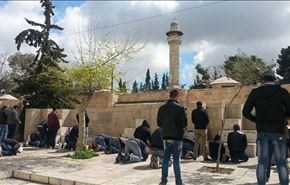 بالصور/ الاف المصلين يؤدون الجمعة قبالة ابواب المسجد الاقصى