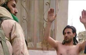 بالصور: المسلحون في يبرود يرفعون أيديهم عراةً أمام الجيش السوري