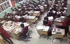 شاهد .. انتحار تلميذ على مرأى ومسمع زملائه